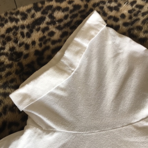 White Tee Shirt/Crop Top - Picture 6 of 8